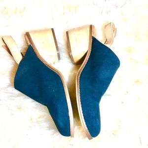 Tom’s Suede Sandals